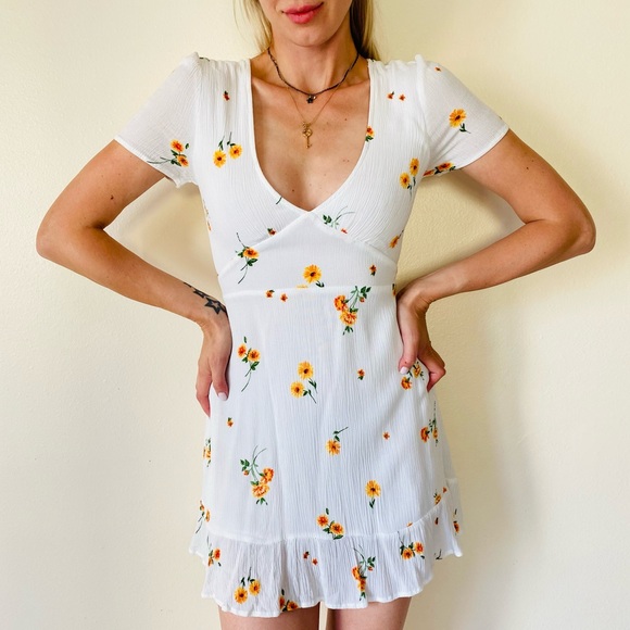 Kendall & Kylie Pacsun White Floral boho ruffle deep V-neck mini Dress - Picture 3 of 8